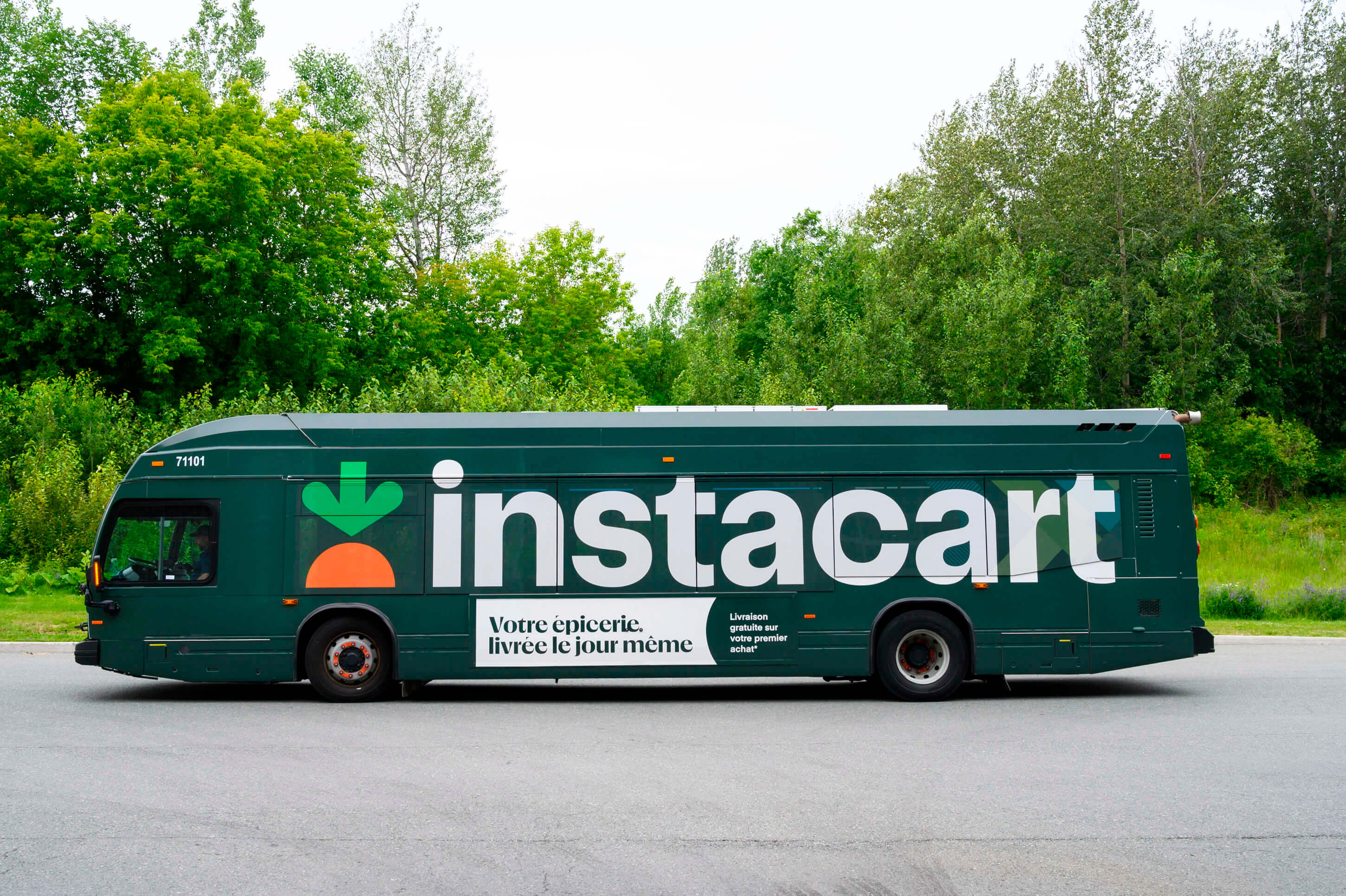 Bus recouvert de visuels promotionnels pour la campagne d'Instacart