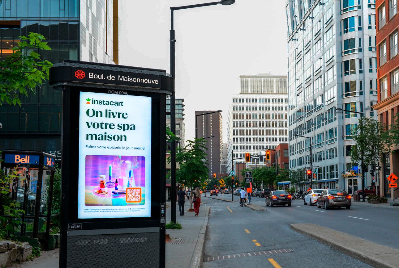 Téléviseur de rue avec un visuel de campagne Instacart à Montréal
